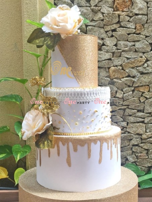 BK10 Bánh kem cưới 3 tầng cao 45cm